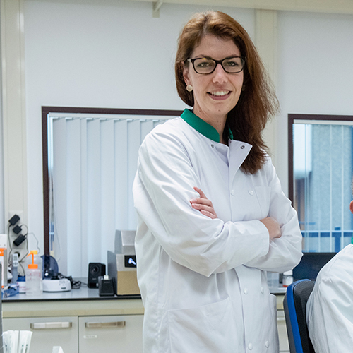 Dr. Anne van der Does Dr. Anne van der Does