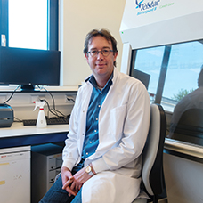 Dr. Robert Vries Dr. Robert Vries