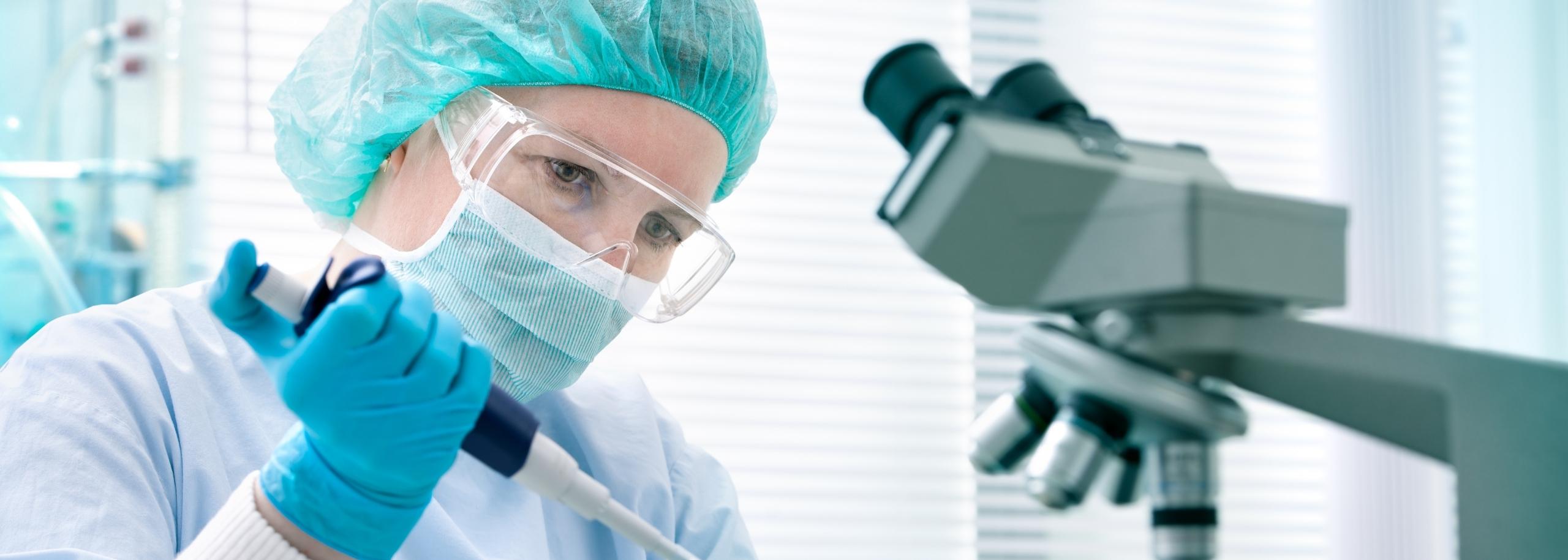 laborant in het lab met celkweken