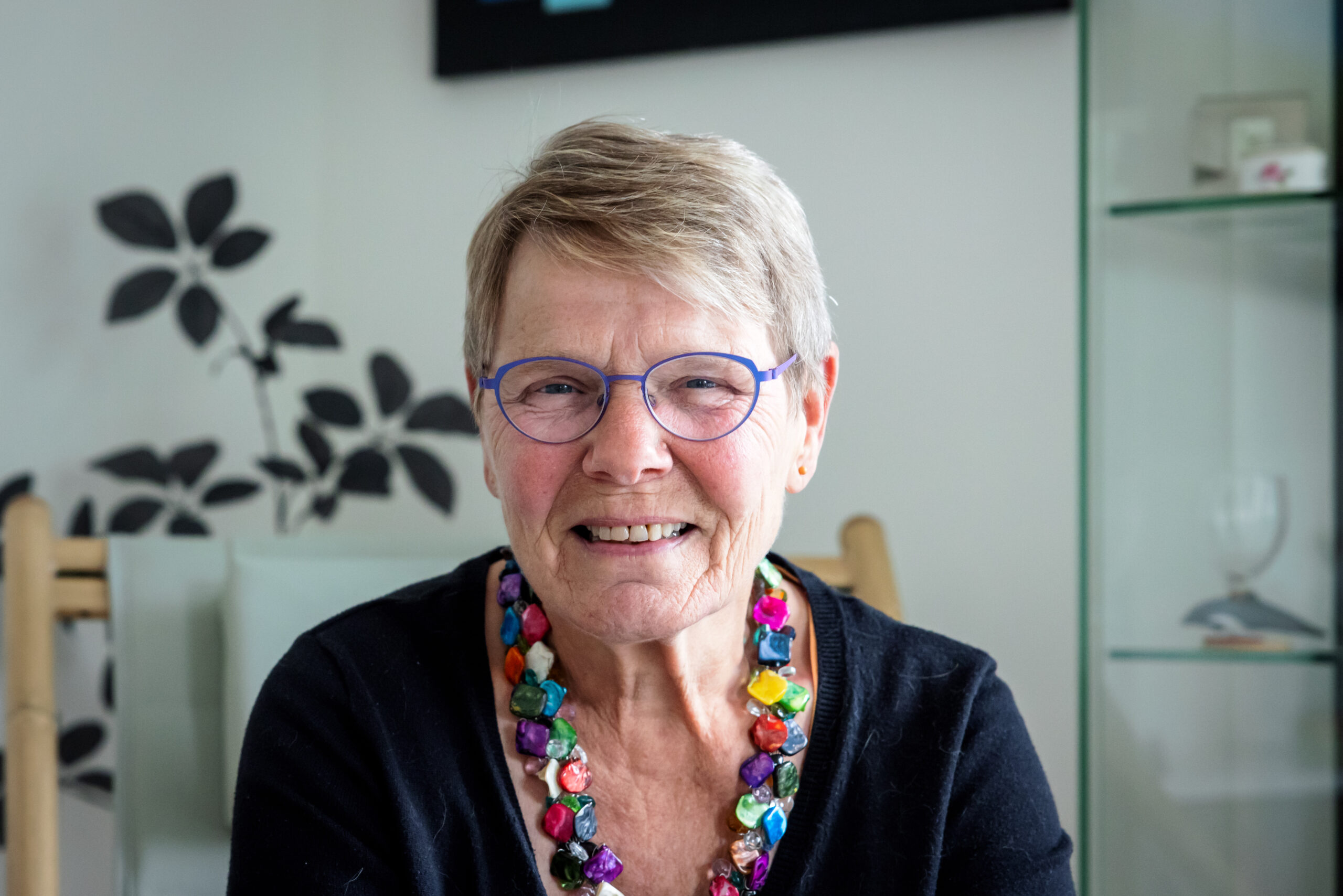 Annet03 Portret foto van een lachende Annet