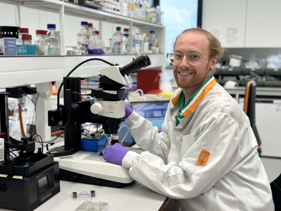 IMG_9091 onderzoeker nils bessler achter de microscoop