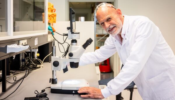 Onderzoeksleider Roman Truckemüller bij de microscoop