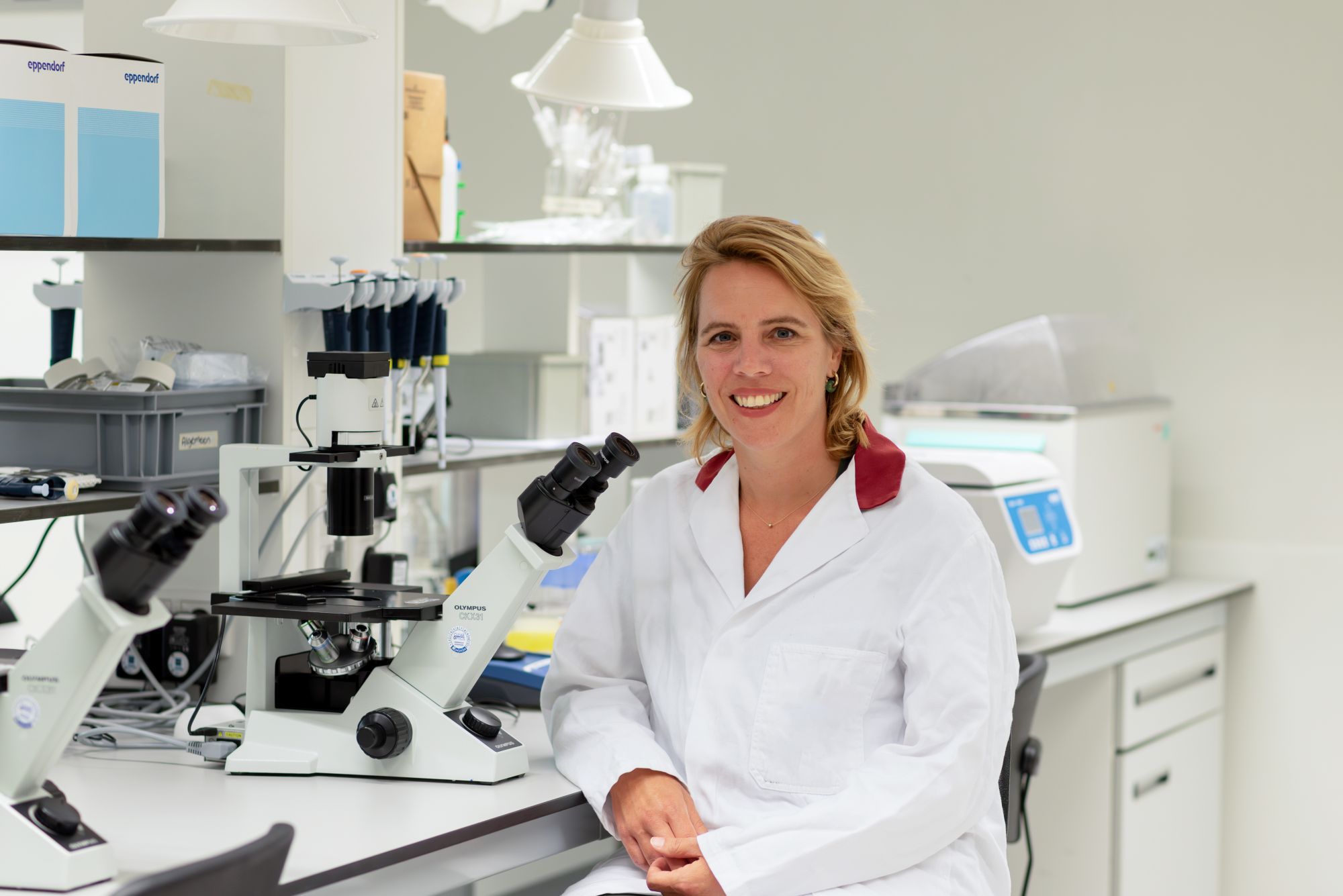 professor anne kienhuis in het lab